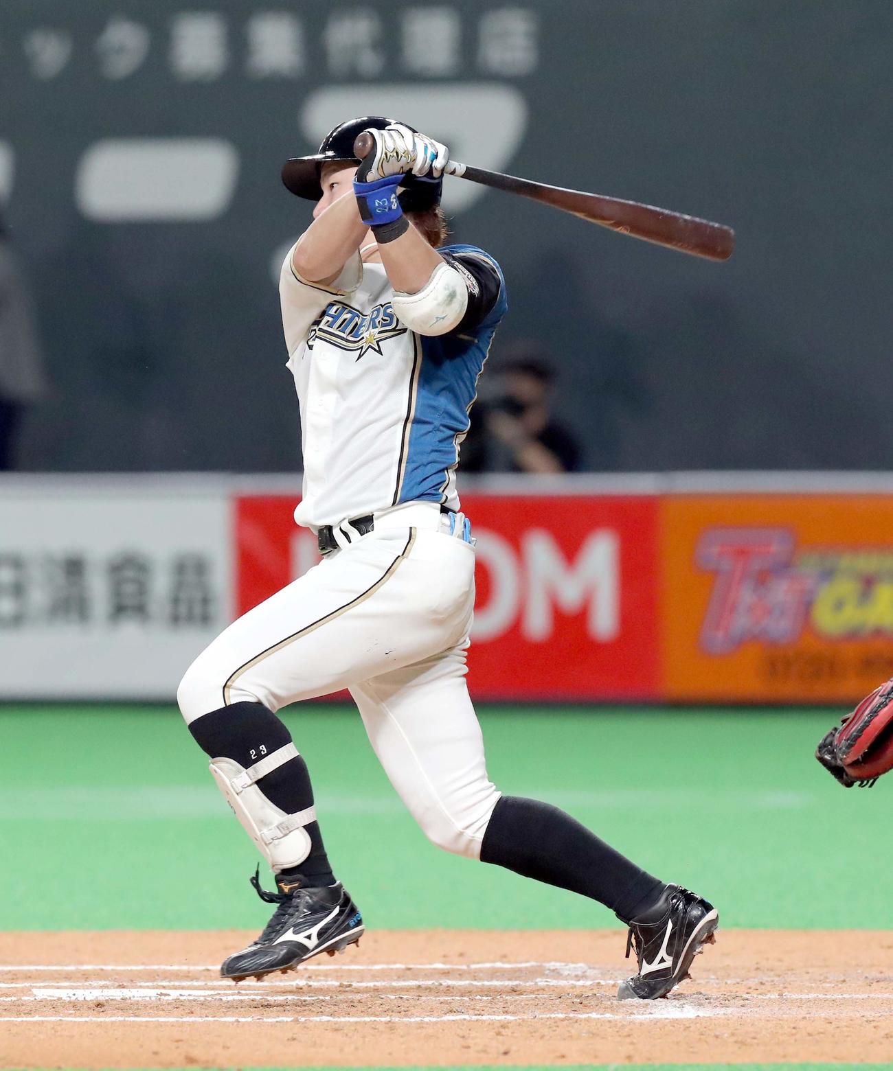 日本ハム対オリックス　6回裏日本ハム2死満塁、渡辺は先制となる左前適時打を放つ（撮影・佐藤翔太）