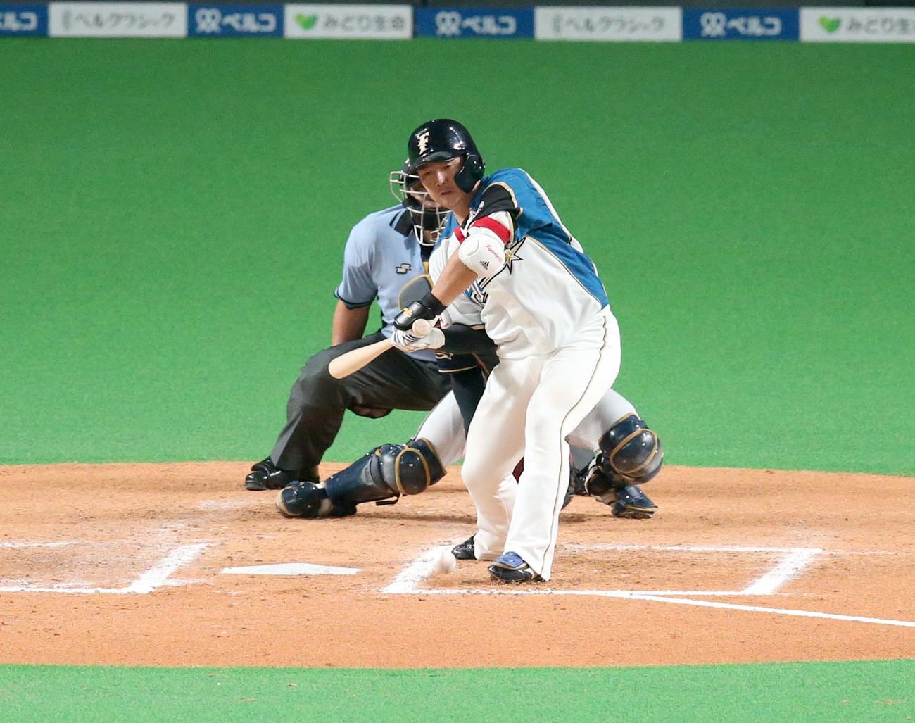 日本ハム対オリックス　　6回裏日本ハム2死満塁、押し出し死球を受ける横尾（撮影・黒川智章）