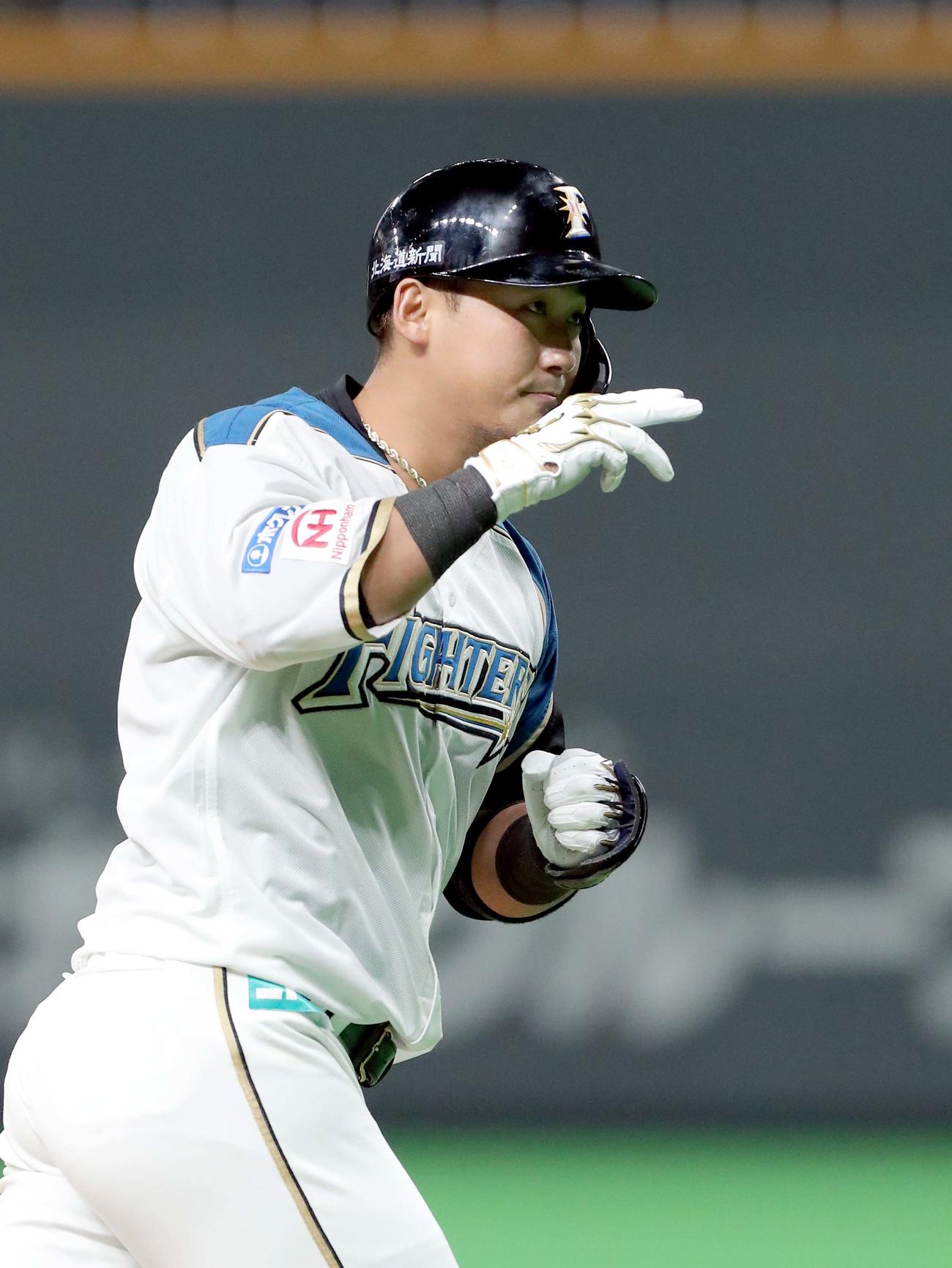 日本ハム対オリックス　8回裏日本ハム1死、中田は左越え本塁打を放ちポーズをする（撮影・佐藤翔太）