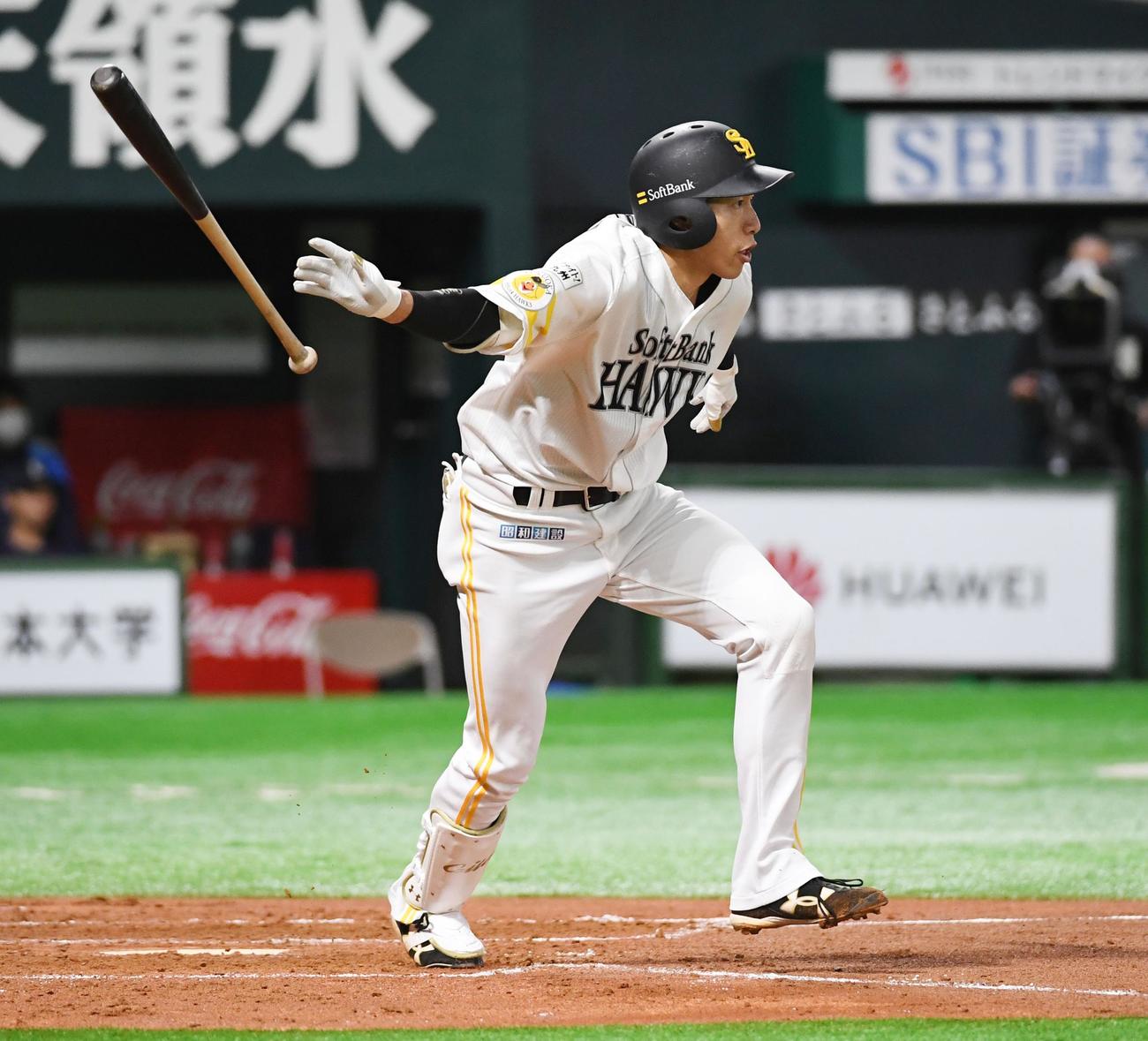 ソフトバンク対西武　3回裏ソフトバンク無死二塁、柳田悠岐は中前に適時打を放つ（撮影・今浪浩三）