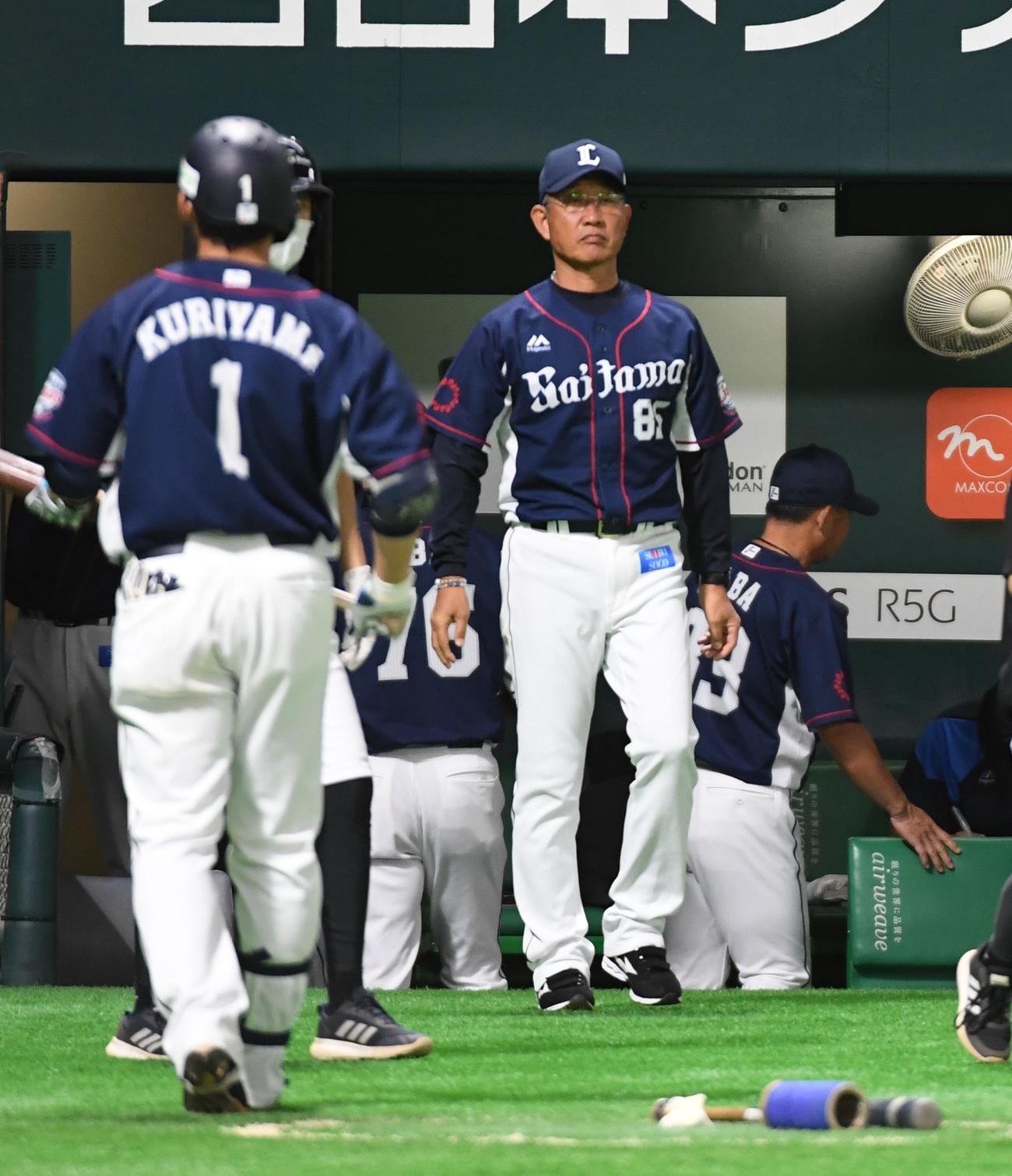 ソフトバンク対西武　7回裏、投手交代を告げる辻発彦監督（撮影・今浪浩三）