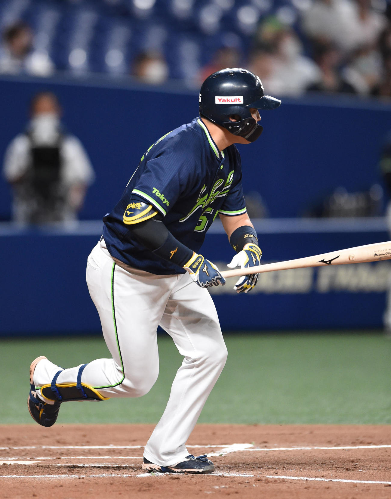 プロ野球中日対ヤクルト　4回表ヤクルト2死二塁、左前適時打を放った村上宗隆（撮影・森本幸一）
