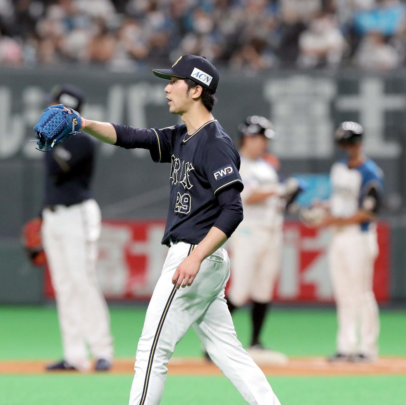 日本ハム対オリックス　6回裏日本ハム2死満塁、渡辺（右奥）に先制となる左前適時打を打たれるオリックス田嶋（撮影・佐藤翔太）