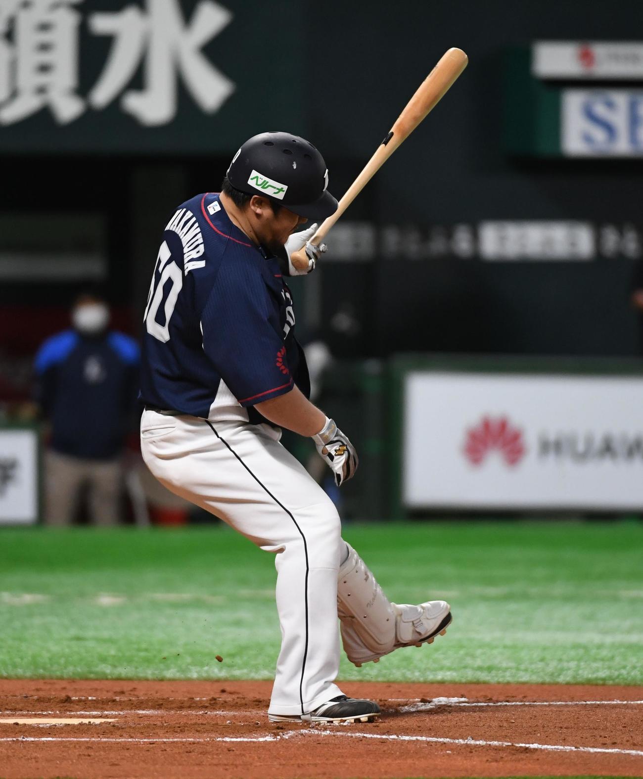 ソフトバンク対西武　7回表西武2死、中村剛也は空振り三振に倒れる（撮影・今浪浩三）
