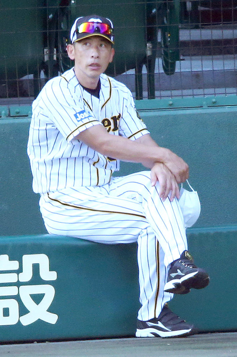 阪神対DeNA　試合前、リラックスした表情で話す矢野監督（撮影・上山淳一）