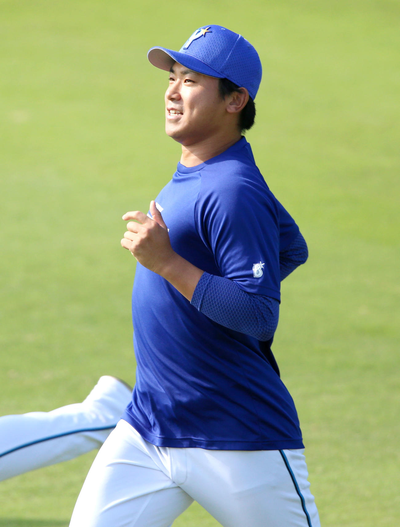 阪神対DeNA　試合前、リラックスした表情でダッシュするDeNA今永（撮影・上山淳一）