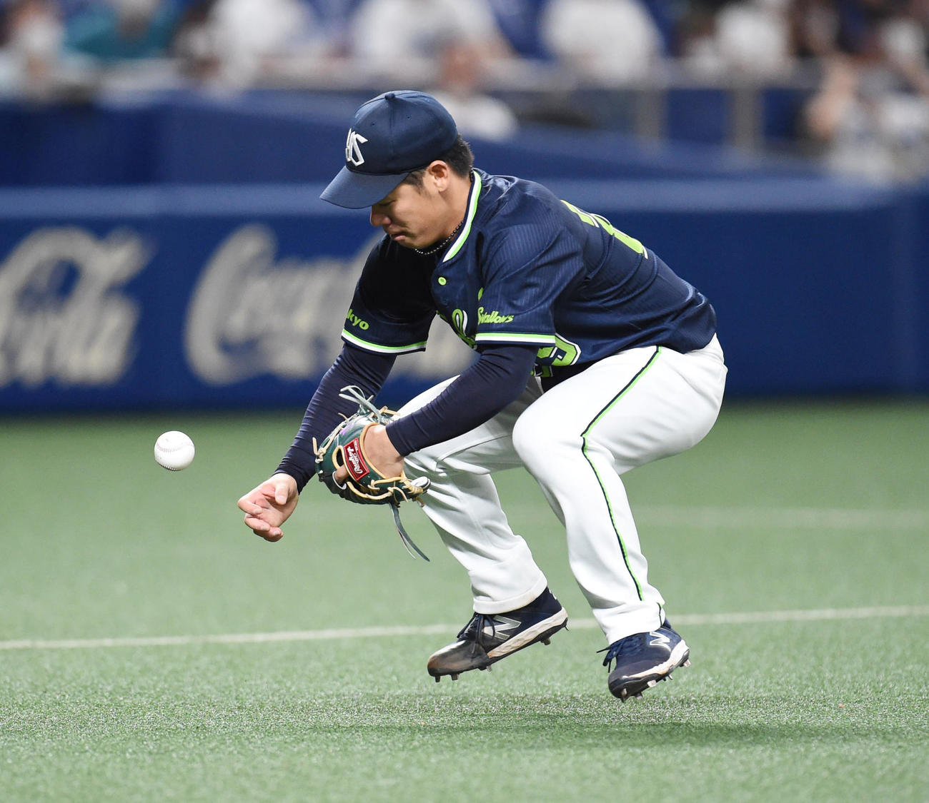 中日対ヤクルト　8回裏中日無死二塁、武田健吾のバントした打球をファンブルする小川泰弘（撮影・森本幸一）