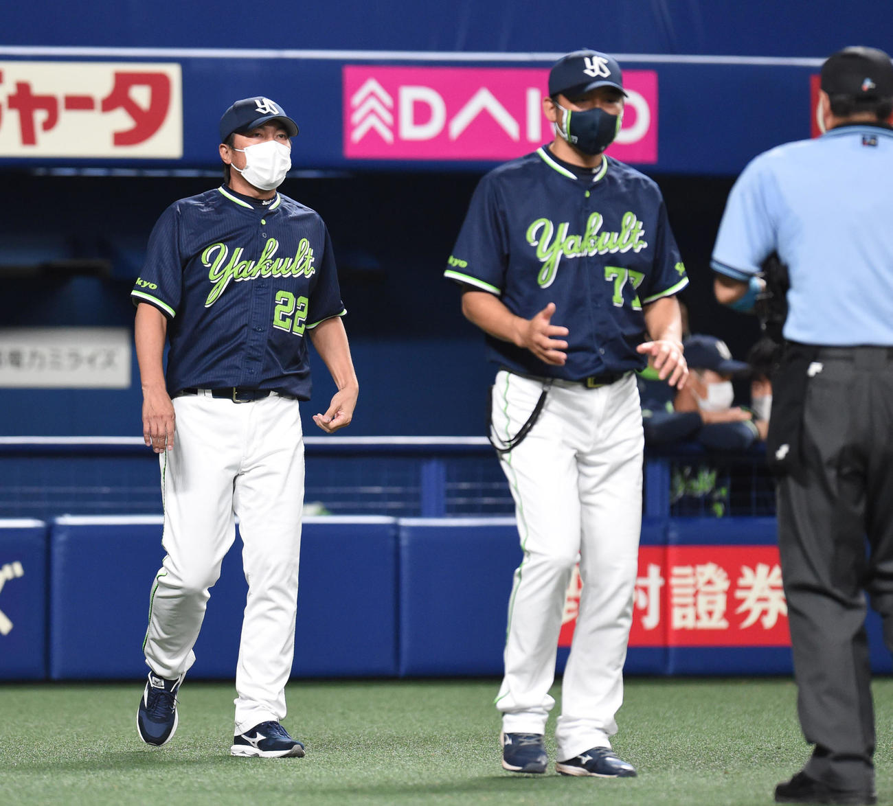 プロ野球中日対ヤクルト　8回裏中日1死一塁、投手交代を告げる高津臣吾監督（左）（撮影・森本幸一）