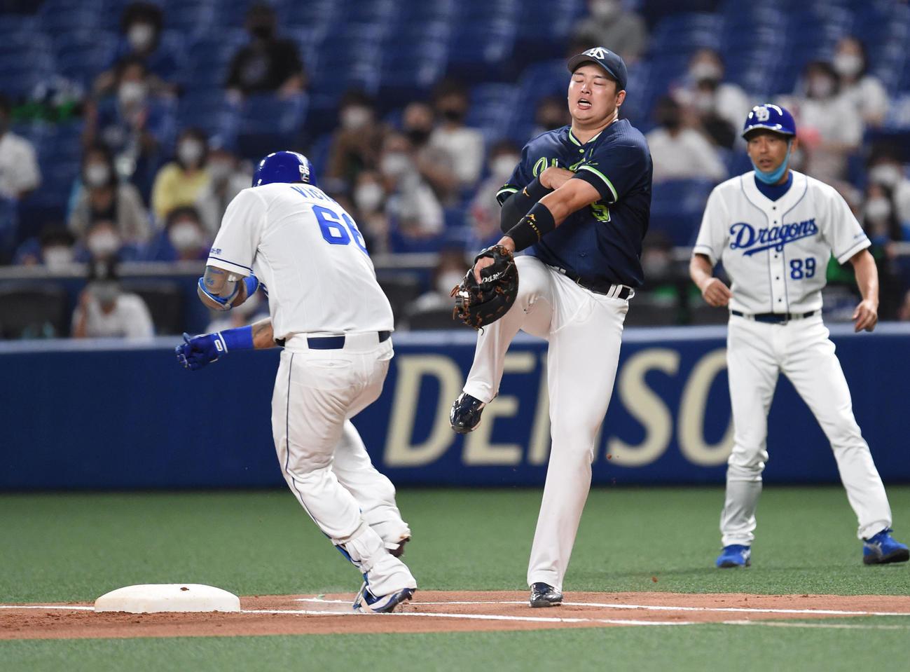 プロ野球中日対ヤクルト　1回裏中日2死三塁、ダヤン・ビシエドは三ゴロに倒れるも送球がそれ一塁セーフとなる（撮影・森本幸一）