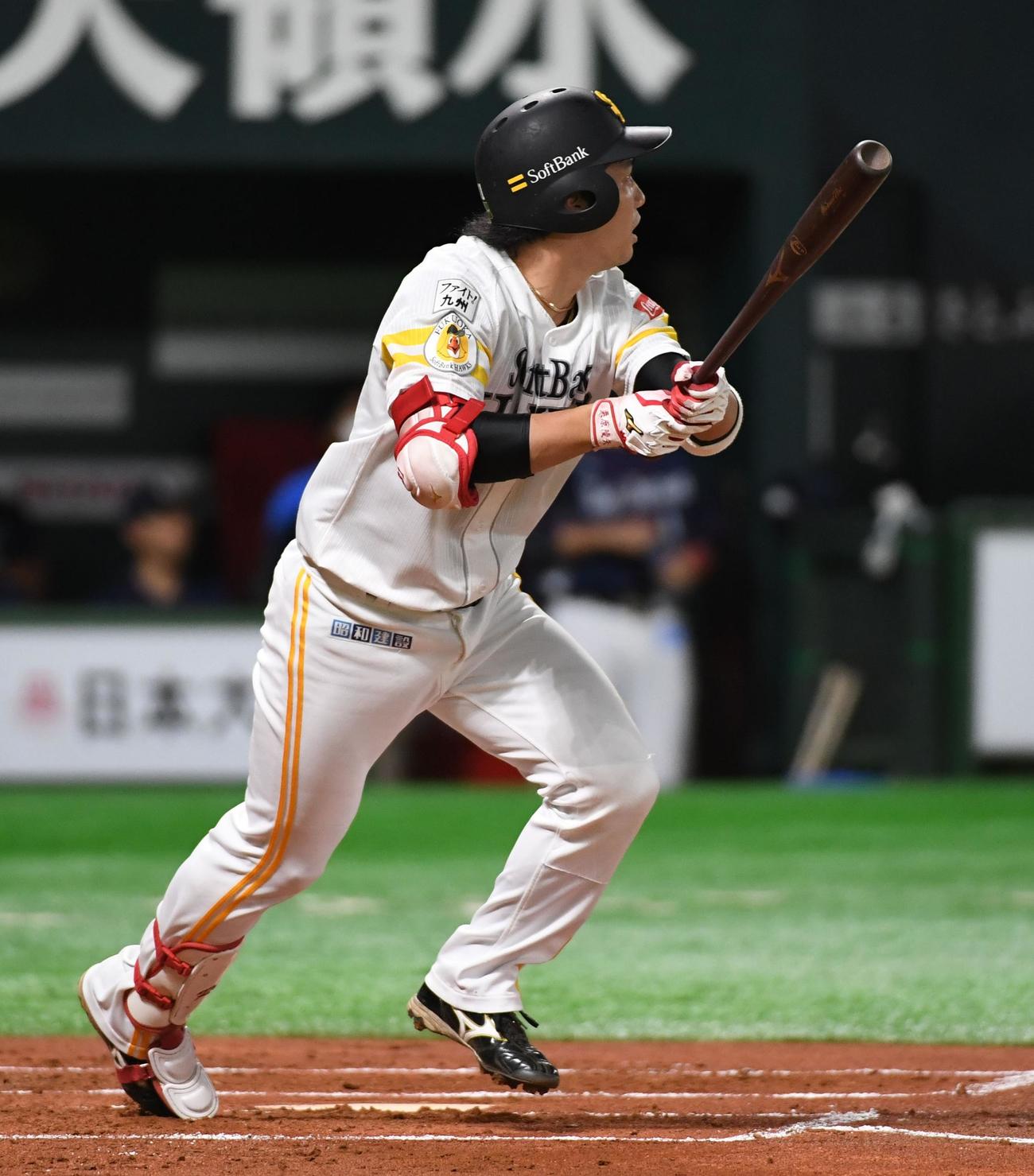 ソフトバンク対西武　1回裏ソフトバンク2死一、三塁、栗原は左越えに先制の3点本塁打を放つ（撮影・今浪浩三）