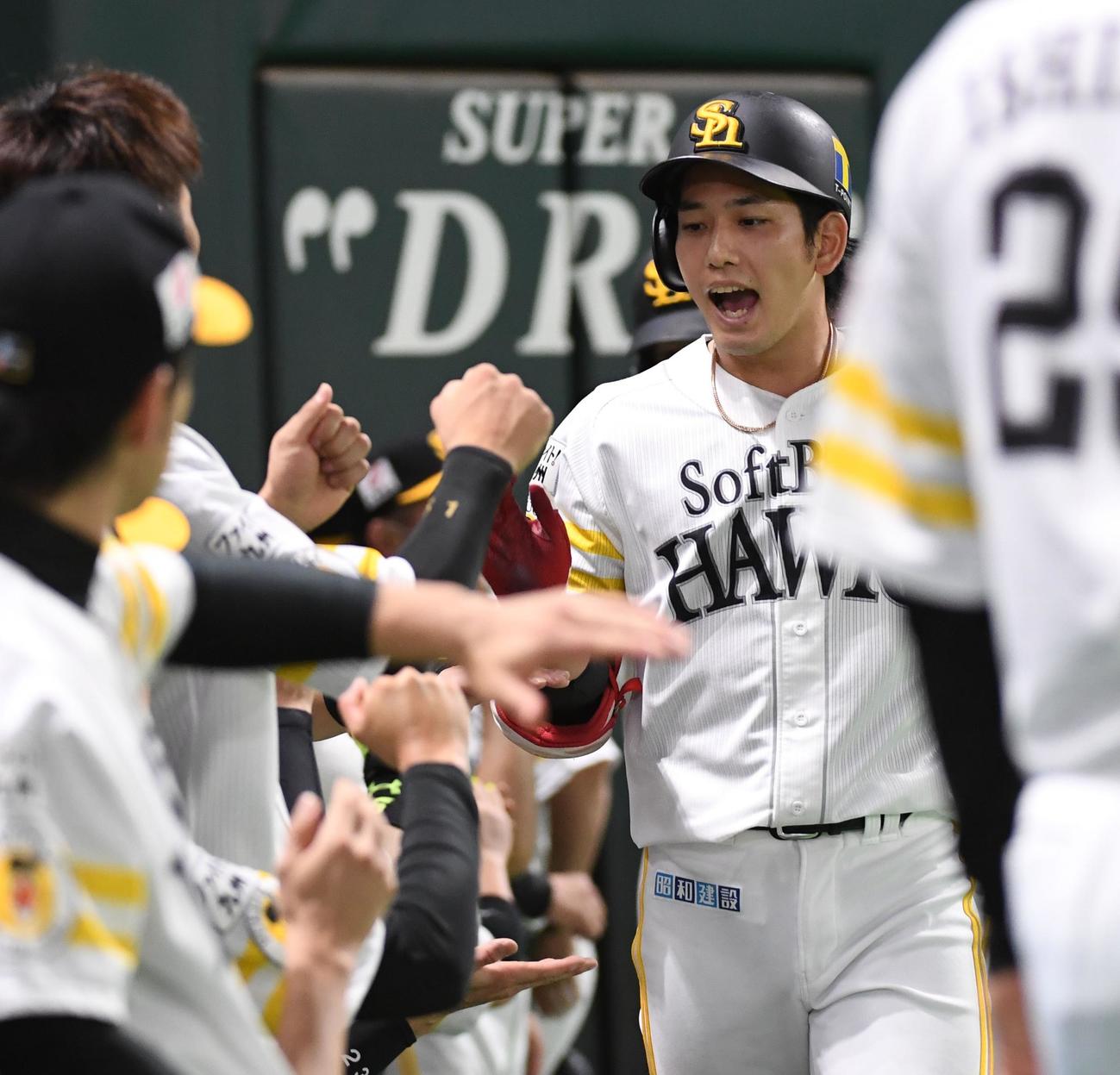 ソフトバンク対西武　1回裏ソフトバンク2死一、三塁、栗原は左越えに先制の3点本塁打を放ちナインに迎えられる（撮影・今浪浩三）