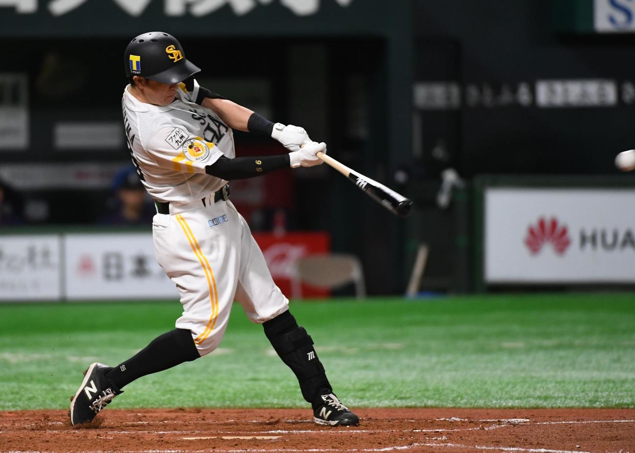 ソフトバンク対西武　3回裏ソフトバンク無死、川島は左中間二塁打を放つ（撮影・今浪浩三）