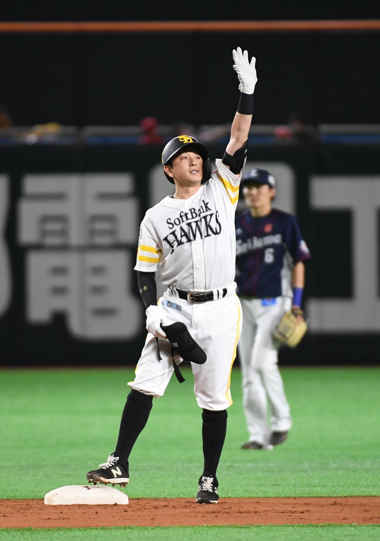 ソフトバンク対西武　3回裏ソフトバンク無死、川島は左中間二塁打を放ちスタンドのファンに手を振る（撮影・今浪浩三）