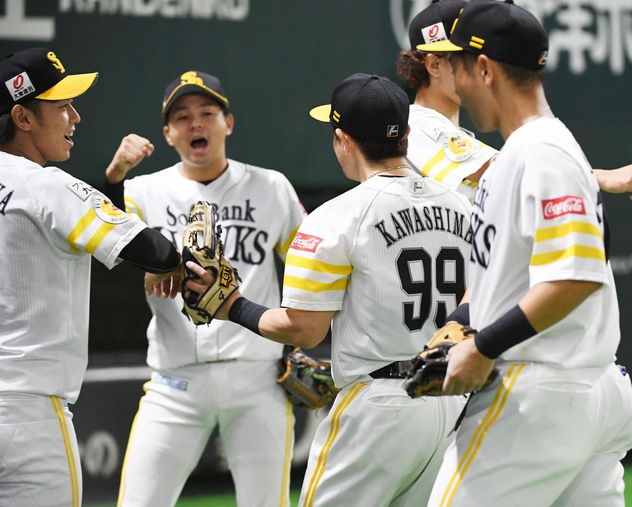 ソフトバンク対西武　6回表西武1死一、二塁、森の打球を好捕しナインに迎えられる川島（撮影・今浪浩三）