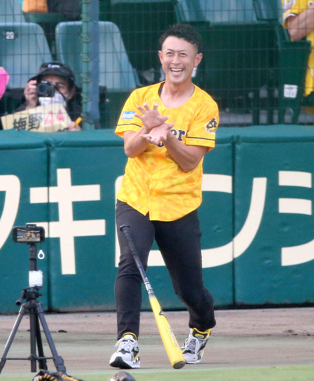 阪神対DeNA　元阪神の今成亮太氏はものまねで選手紹介する（撮影・上山淳一）