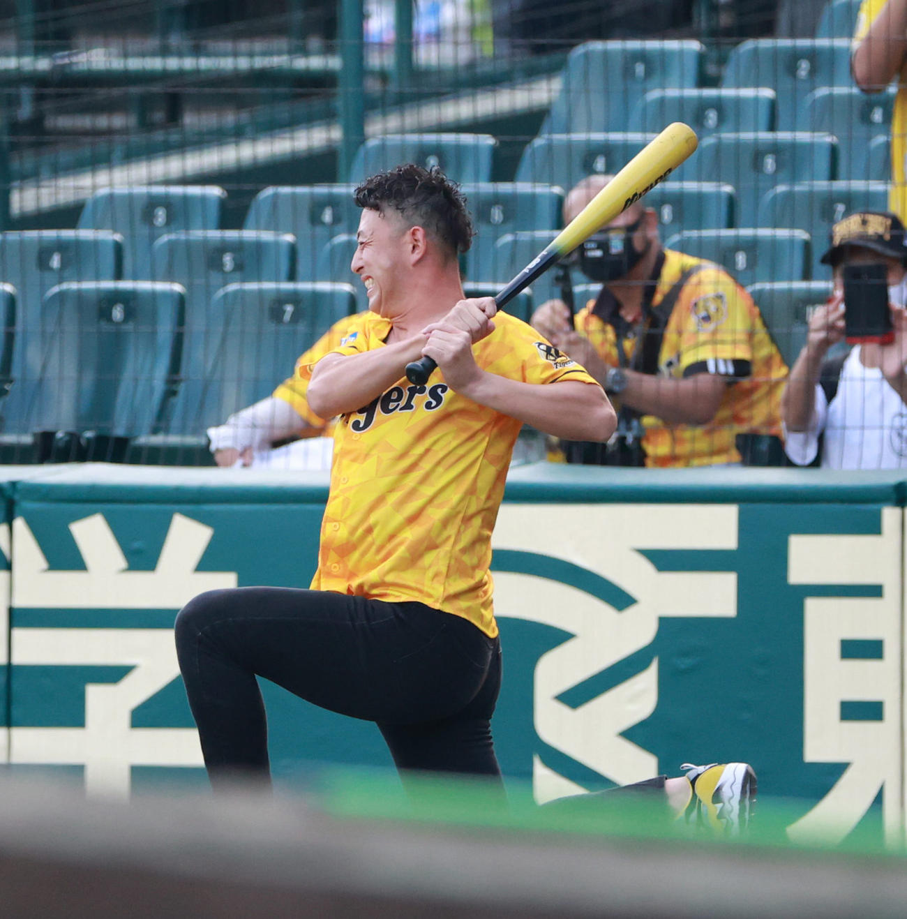 阪神スタメン発表でものまねを行う今成亮太氏、6番梅野隆太郎（撮影・清水貴仁）