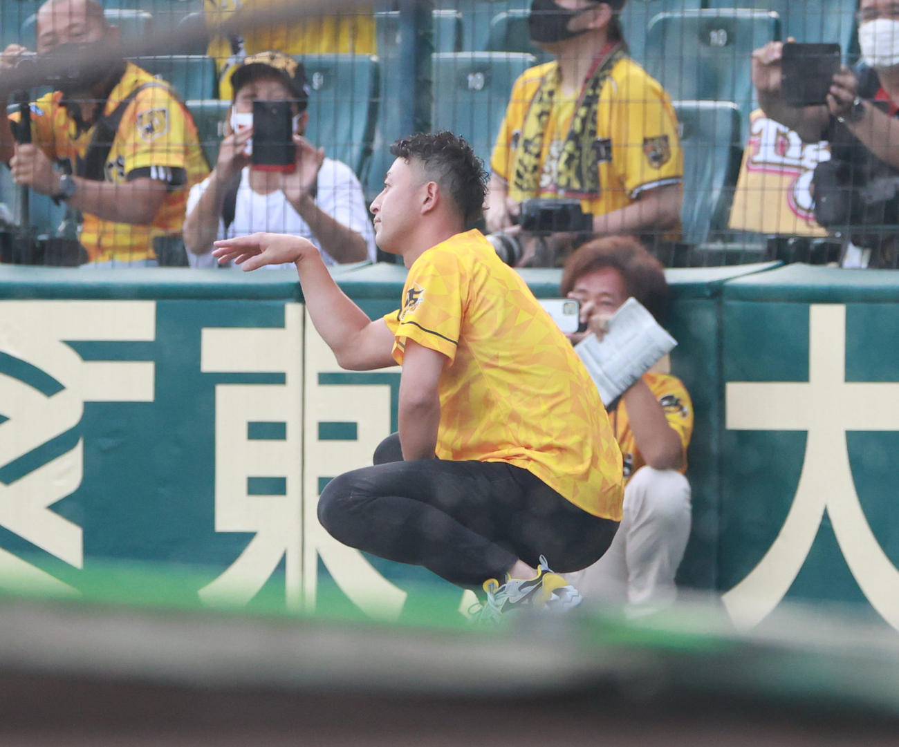 阪神スタメン発表でものまねを行う今成亮太氏、矢野耀大監督（撮影・清水貴仁）