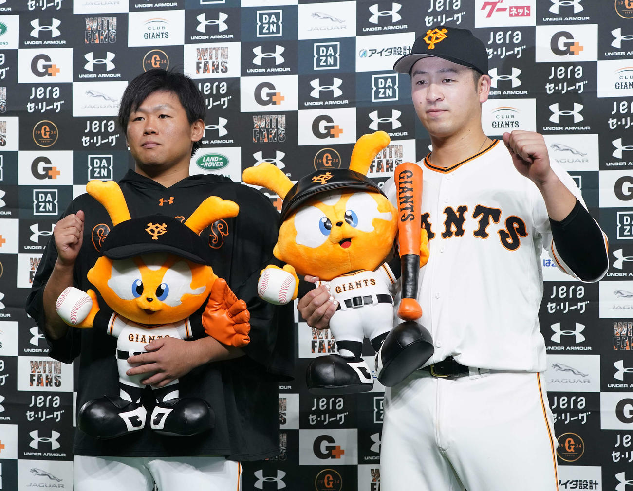 巨人対広島　広島に連勝し、ガッツポーズする巨人田口（左）と岸田（撮影・鈴木みどり）