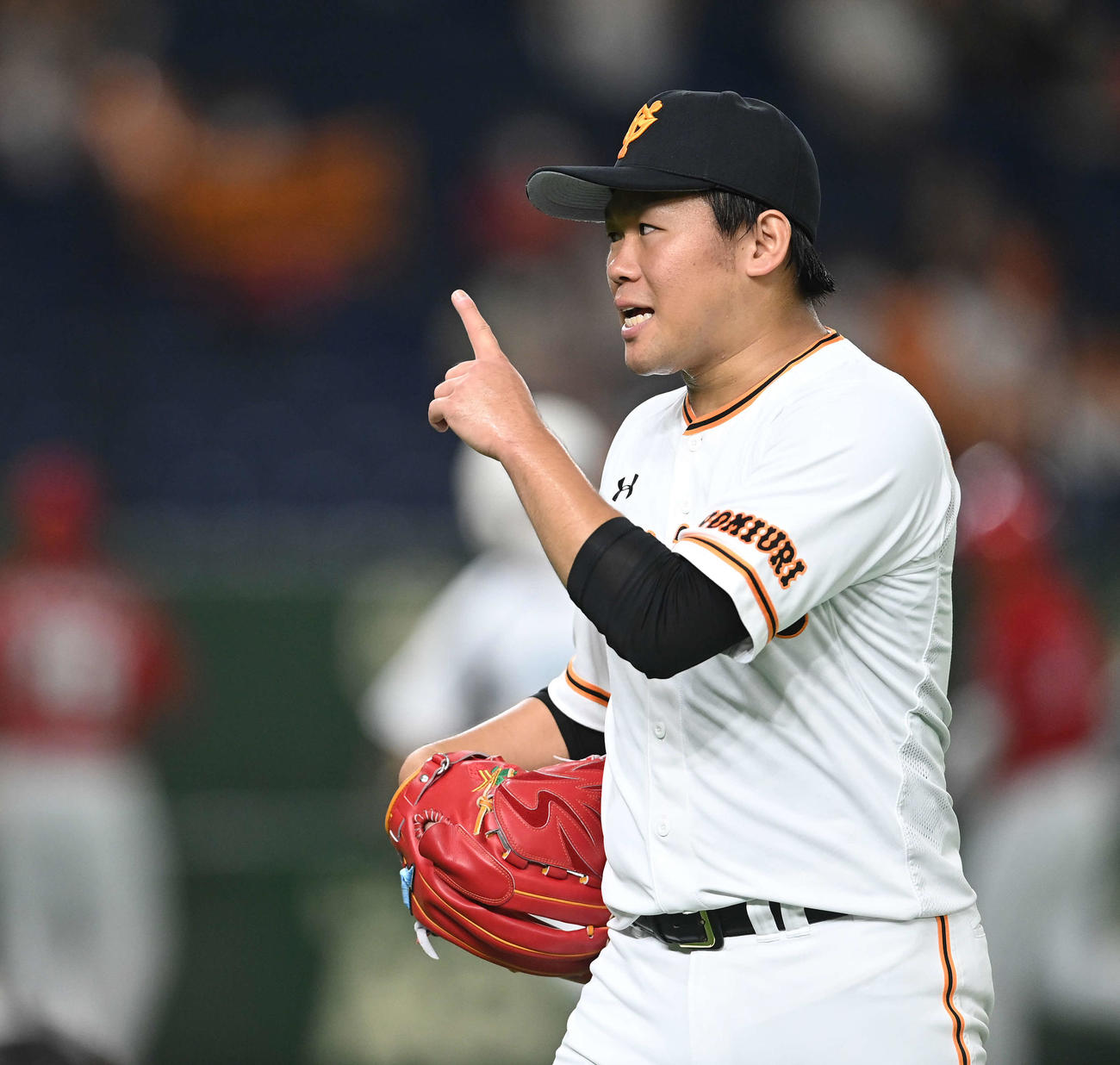 巨人対広島　3回表を投げ終え、指をさしながらベンチへ戻る巨人田口（撮影・鈴木みどり）