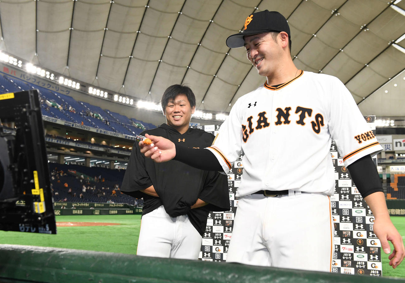 巨人対広島　ヒーローインタビュー後笑顔を見せる巨人田口（左）と岸田（撮影・鈴木みどり）