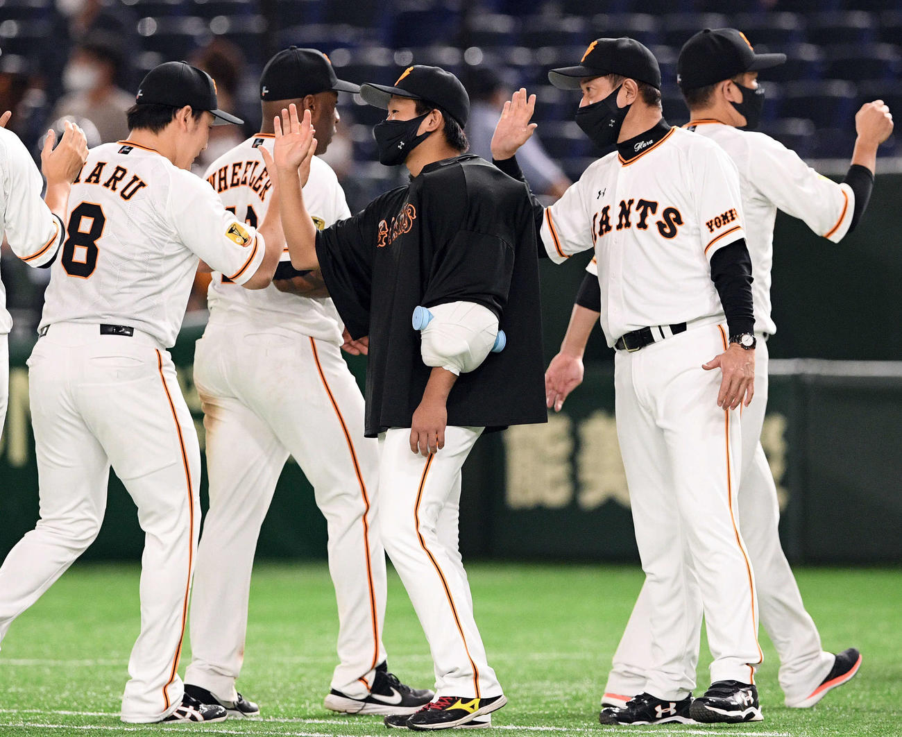 巨人対広島　試合後、ナインとエアタッチを交わす巨人田口（左から3人目）と原監督（左から4人目）（撮影・滝沢徹郎）