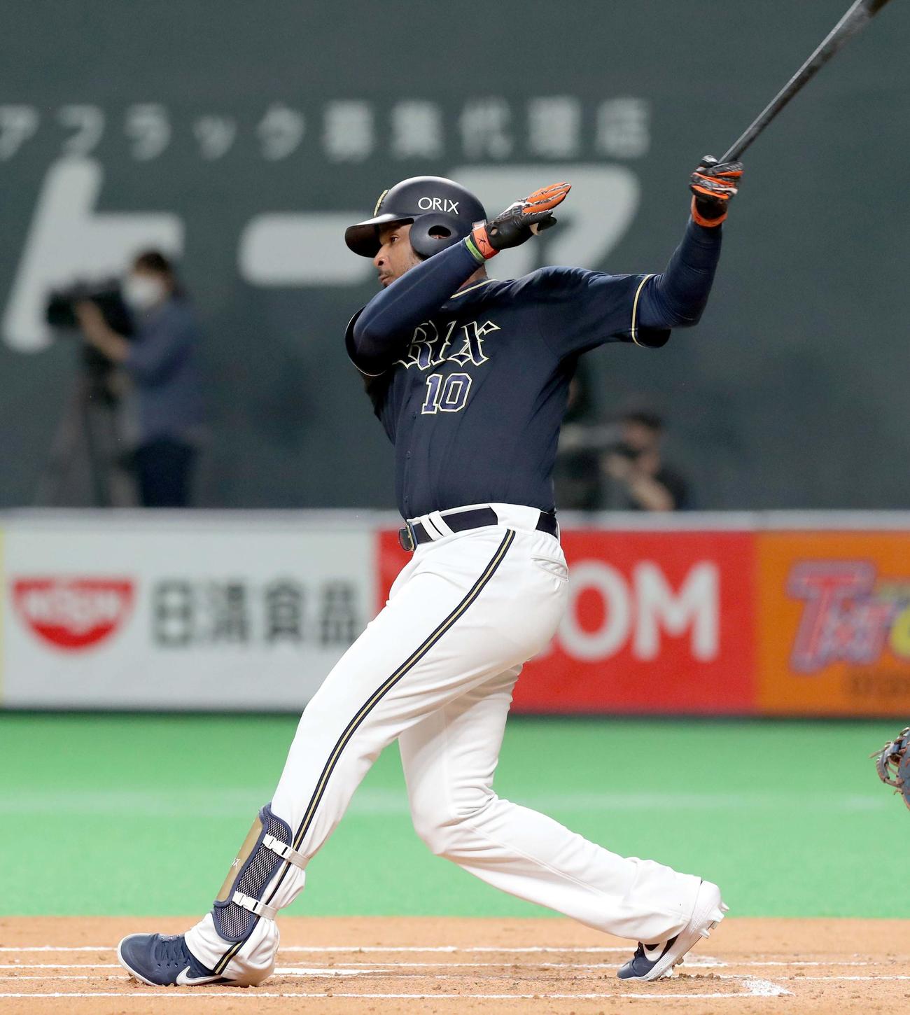 日本ハム対オリックス　2回表オリックス無死、ジョーンズは左前打を放つ（撮影・佐藤翔太）