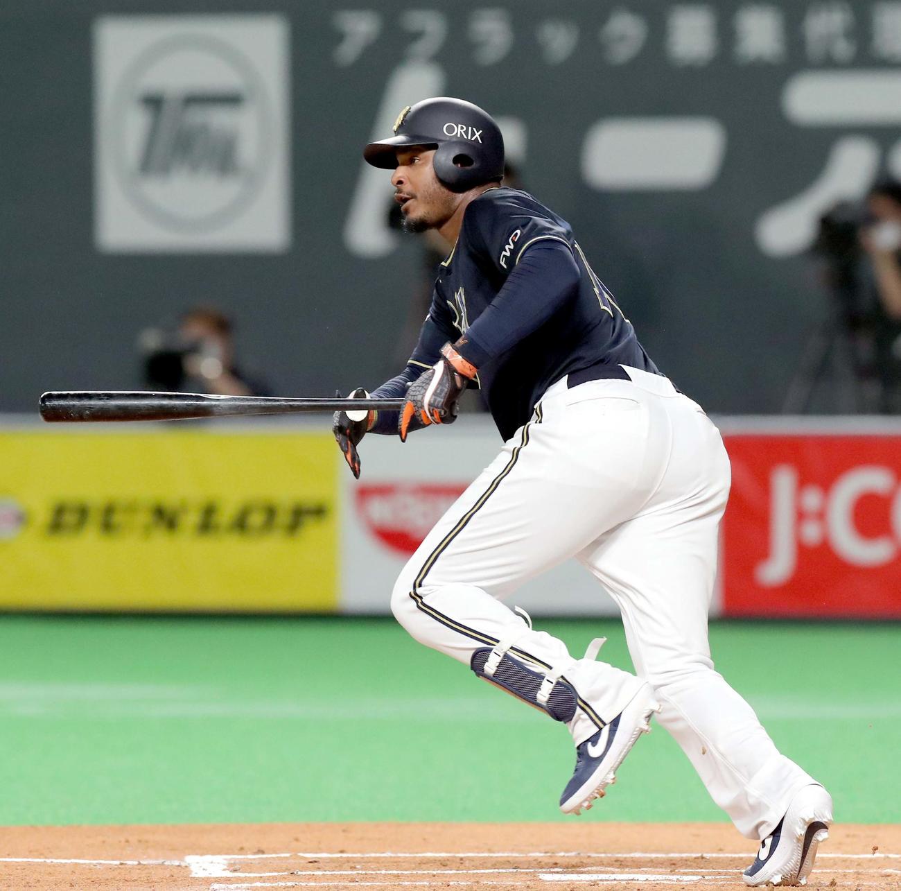 日本ハム対オリックス　2回表オリックス無死、ジョーンズは左前打を放つ（撮影・佐藤翔太）