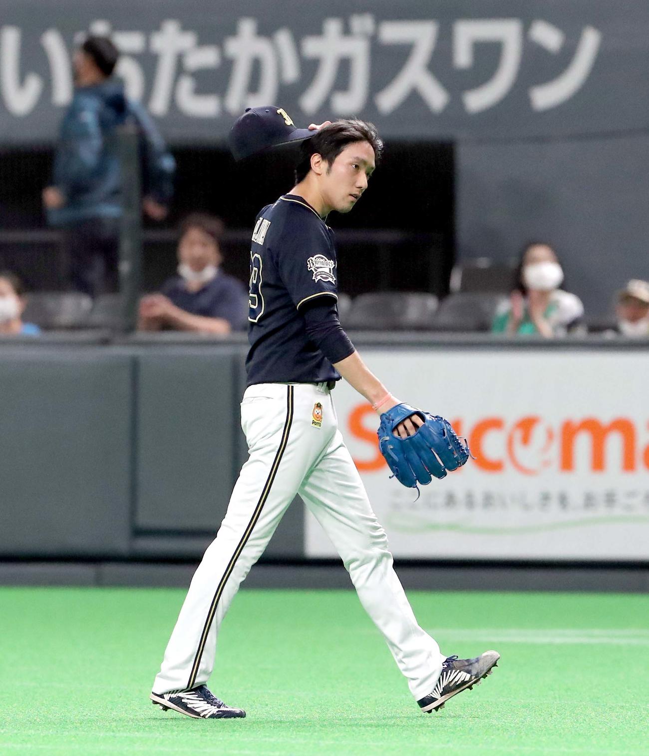 日本ハム対オリックス　先制を許しベンチに戻るオリックス田嶋（撮影・佐藤翔太）