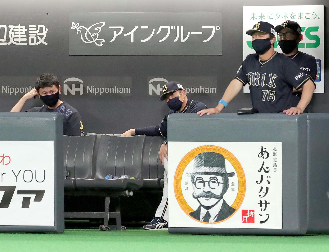 日本ハム対オリックス　追加点を許しがっかりした様子のオリックス西村監督（中央）（撮影・佐藤翔太）