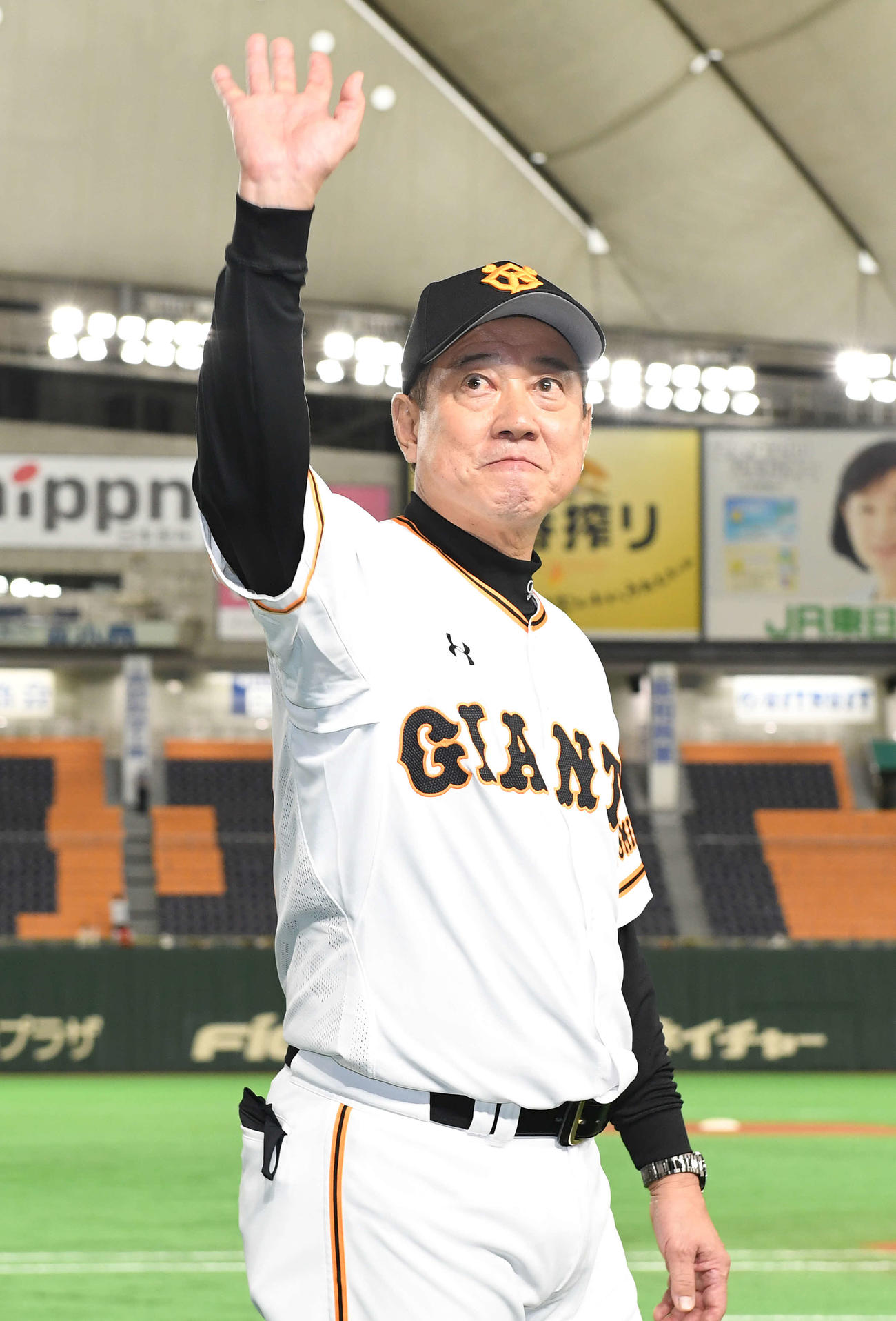 巨人対広島　広島に連勝し、ファンの声援に応える巨人原監督（撮影・鈴木みどり）