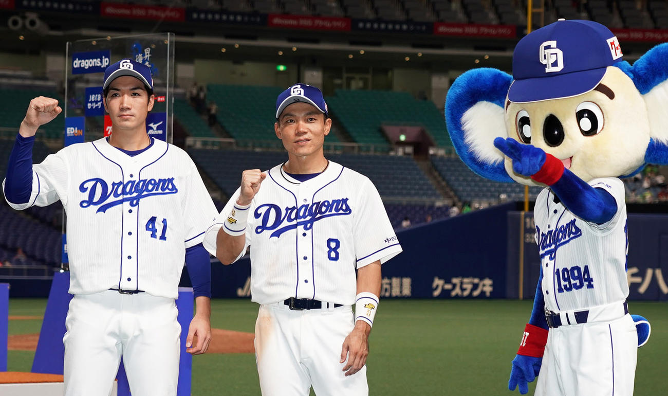 投打のヒーロー勝野（左）と大島はドアラとガッツポーズ（撮影・森本幸一）