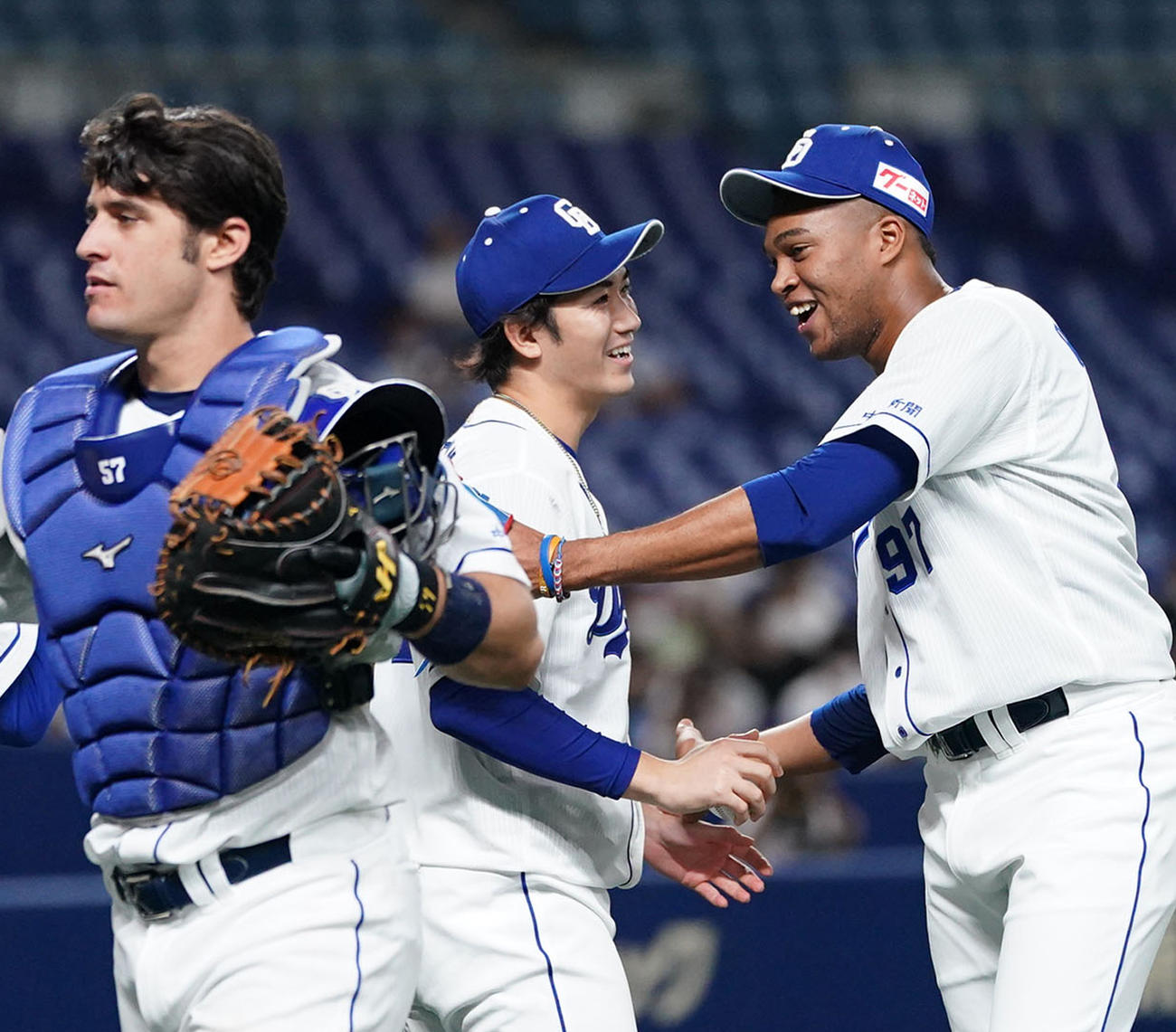 ライデル・マルティネスから勝利球を受け取り笑顔の勝野昌慶（撮影・森本幸一）