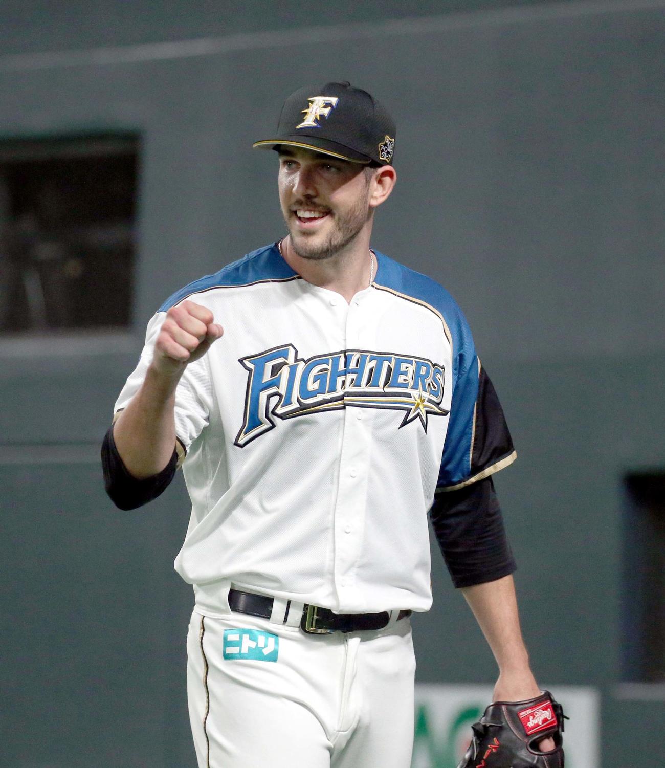 日本ハム対オリックス　笑顔でナインを出迎える日本ハム・バーヘイゲン（撮影・佐藤翔太）