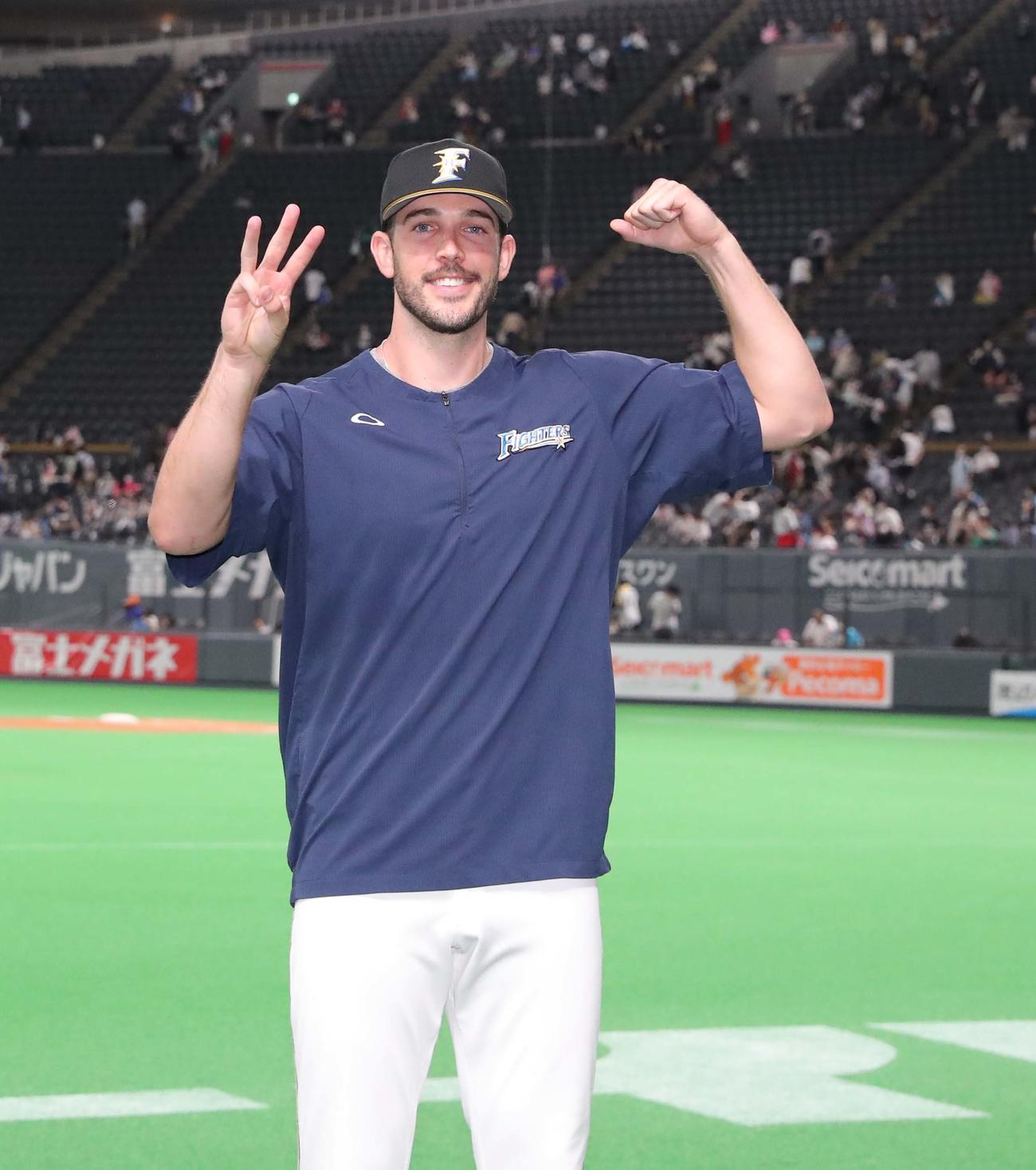 日本ハム対オリックス　来日3勝目を挙げポーズをとりながら撮影に応じる日本ハム・バーヘイゲン（撮影・佐藤翔太）