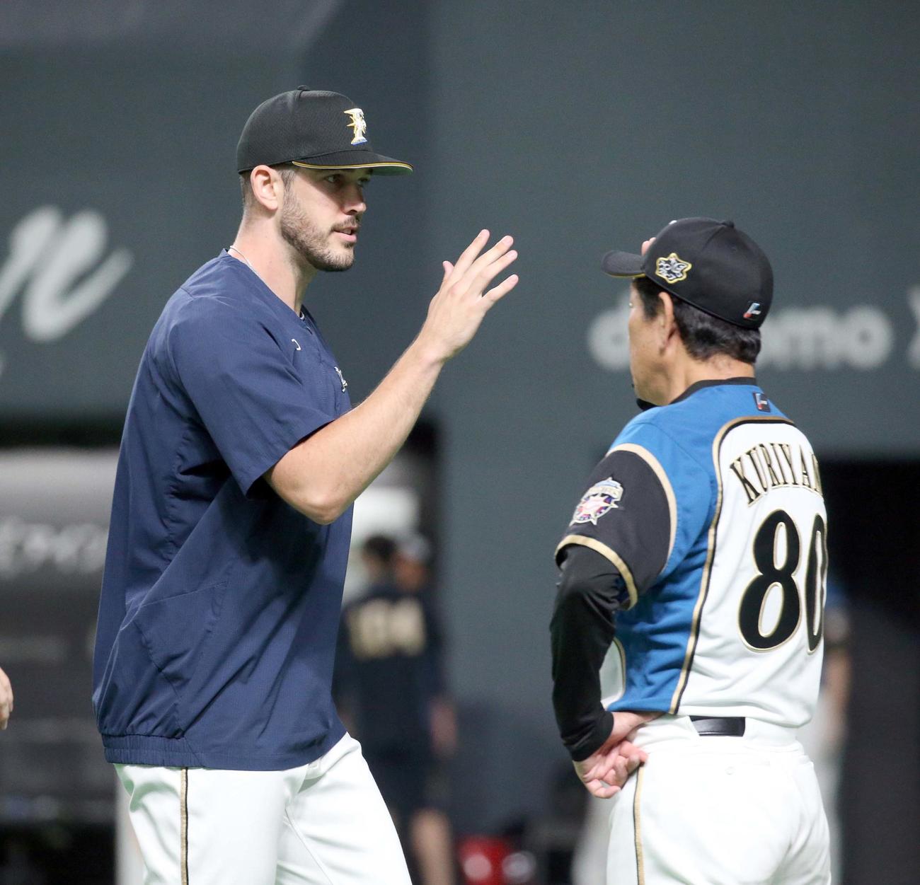 日本ハム対オリックス　試合終了後、日本ハム栗山監督（右手前）に出迎えられるバーヘイゲン（撮影・佐藤翔太）