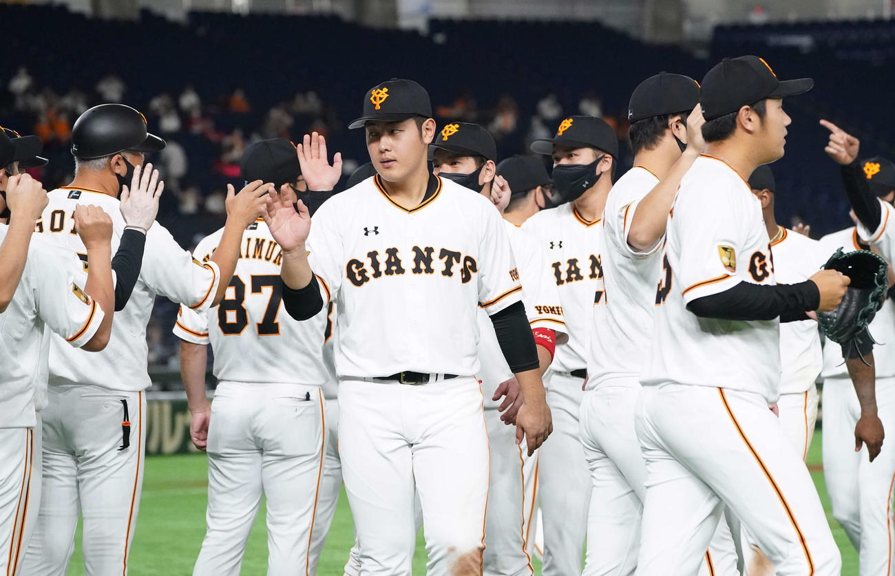 巨人対広島　広島に連勝し、ハイタッチを交わす巨人岡本（中央）（撮影・鈴木みどり）