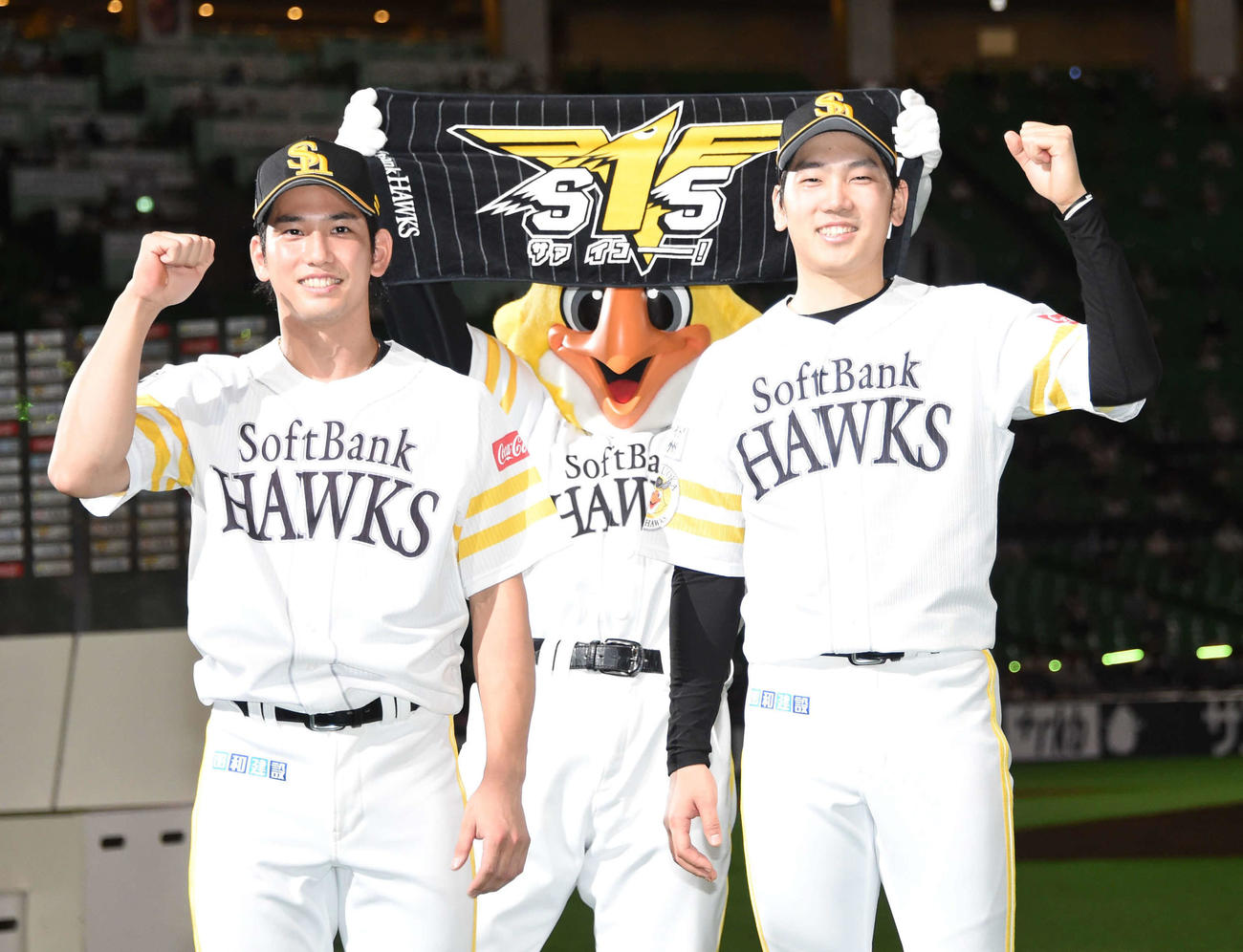 ソフトバンク対西武　先制3点本塁打を放った栗原（左）とプロ初完封勝利勝利の石川は、並んで笑顔を見せる（撮影・今浪浩三）