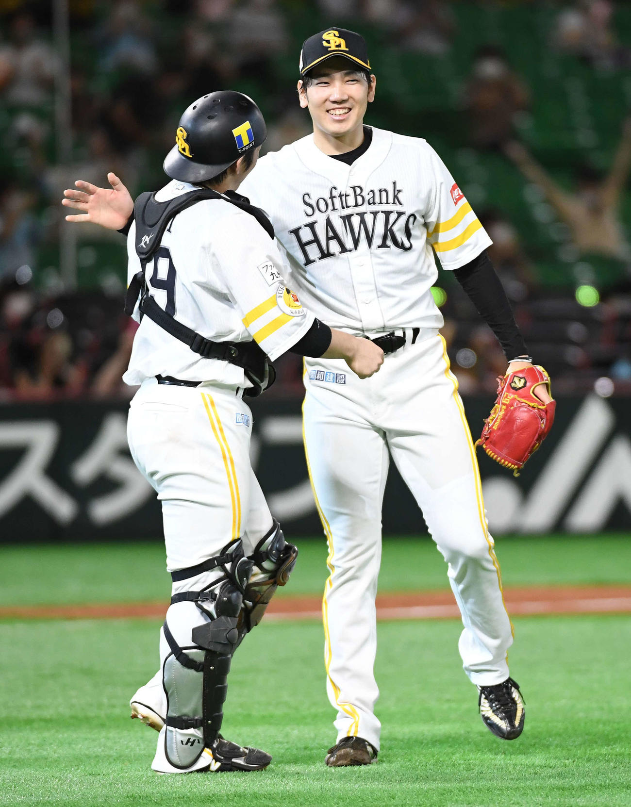 ソフトバンク対西武　石川（右）は1安打プロ初完封勝利を挙げ、笑顔で捕手甲斐とタッチを交わす（撮影・今浪浩三）