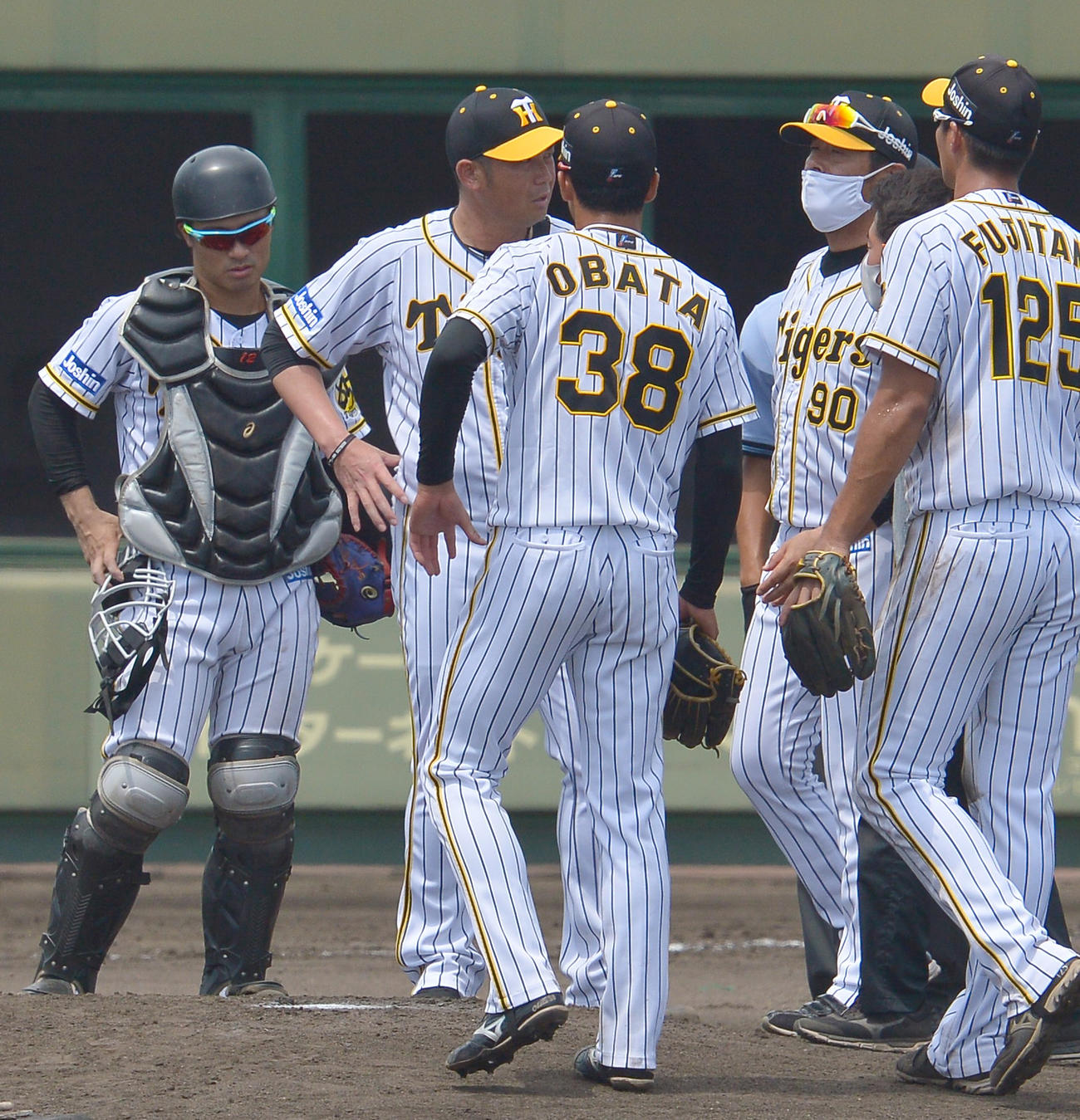 ウエスタン・リーグ　オリックス戦3回途中で降板した阪神岩田（中央）（代表撮影）