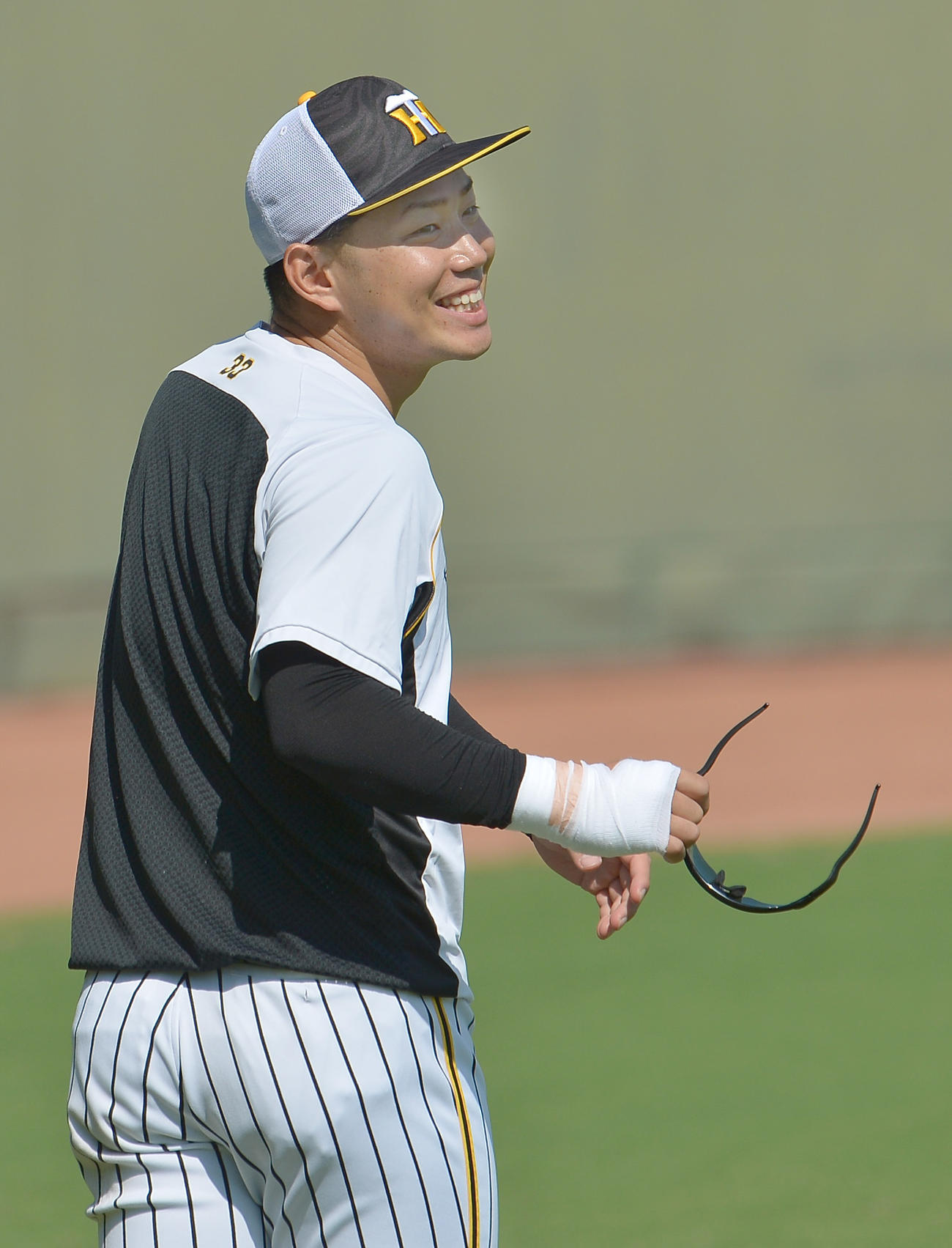 試合前練習に姿を見せた糸原健斗。手には包帯が巻かれていた