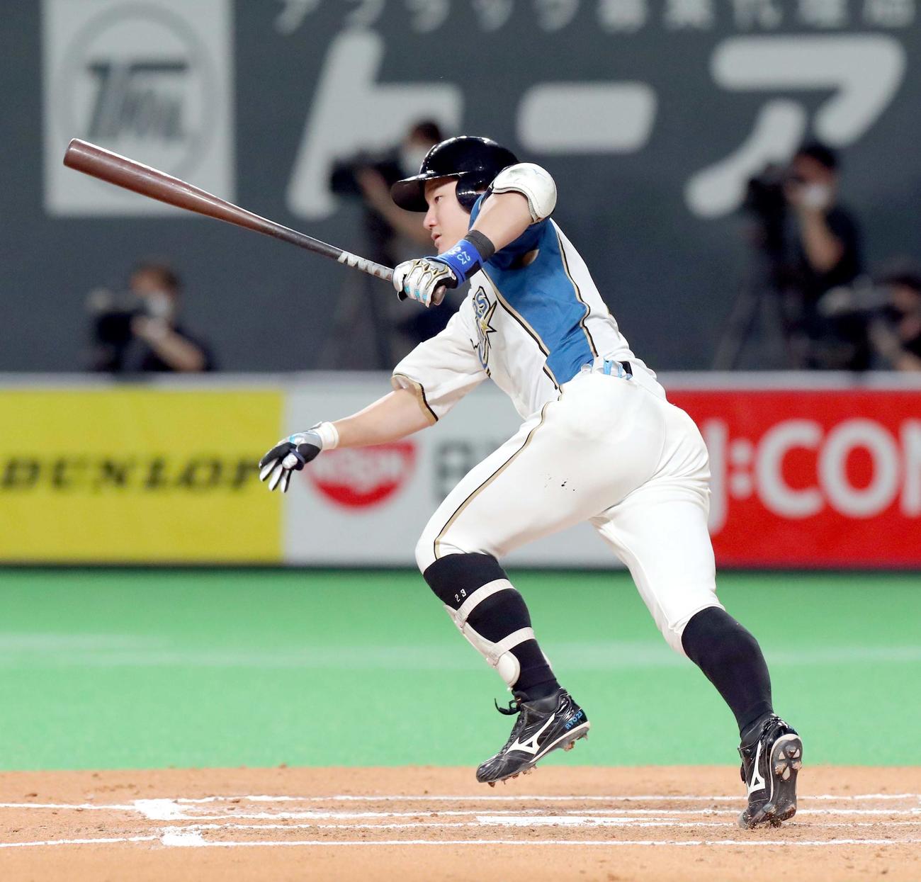 日本ハム対オリックス　6回裏日本ハム2死満塁、渡辺は先制となる左前適時打を放つ（撮影・佐藤翔太）
