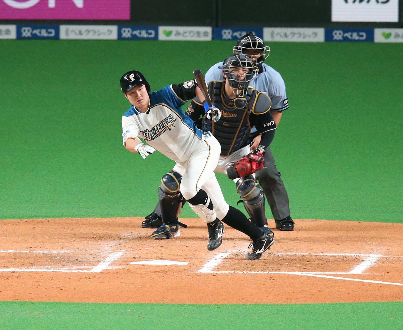 日本ハム対オリックス　　6回裏日本ハム2死満塁、左前適時打を放つ渡辺（撮影・黒川智章）