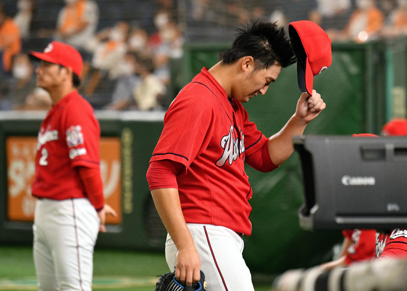 巨人対広島　3回に勝ち越しを許し厳しい表情でベンチへ引き揚げる広島床田（撮影・滝沢徹郎）
