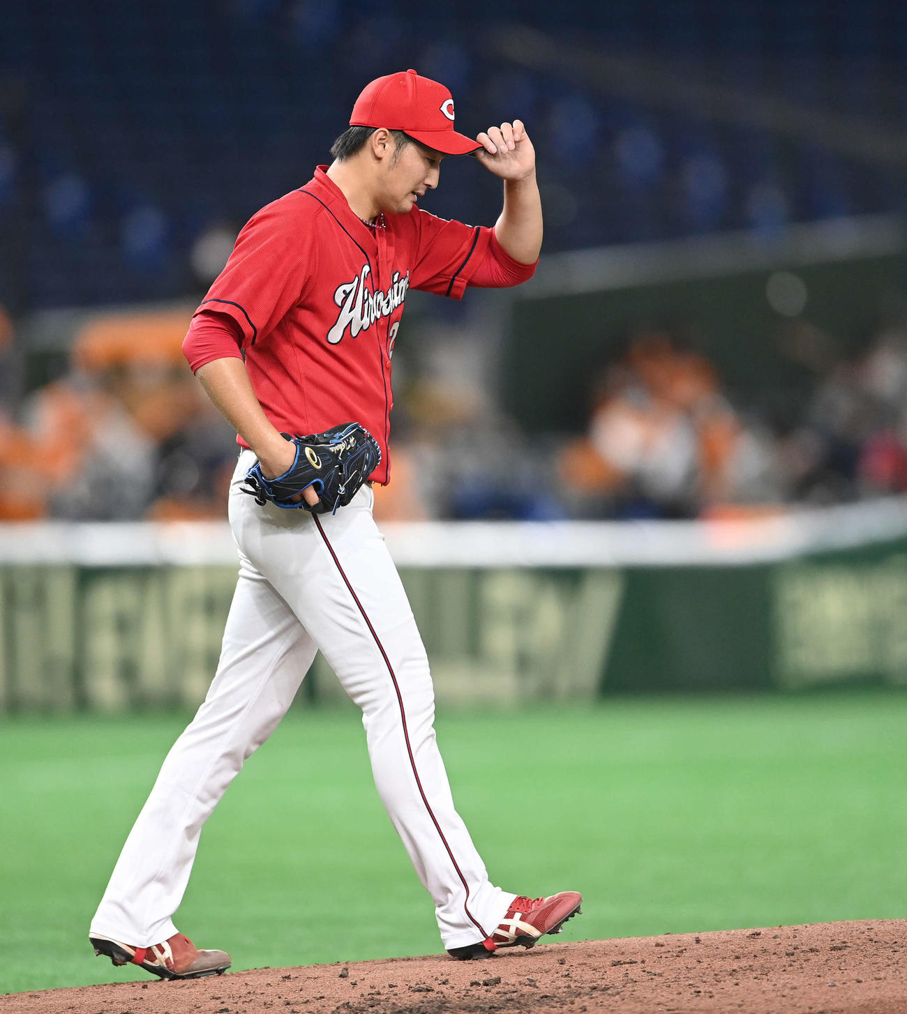 巨人対広島　3回裏巨人無死一、二塁、丸の内野安打と一塁手松山の悪送球で失点し、下を向く床田（撮影・鈴木みどり）