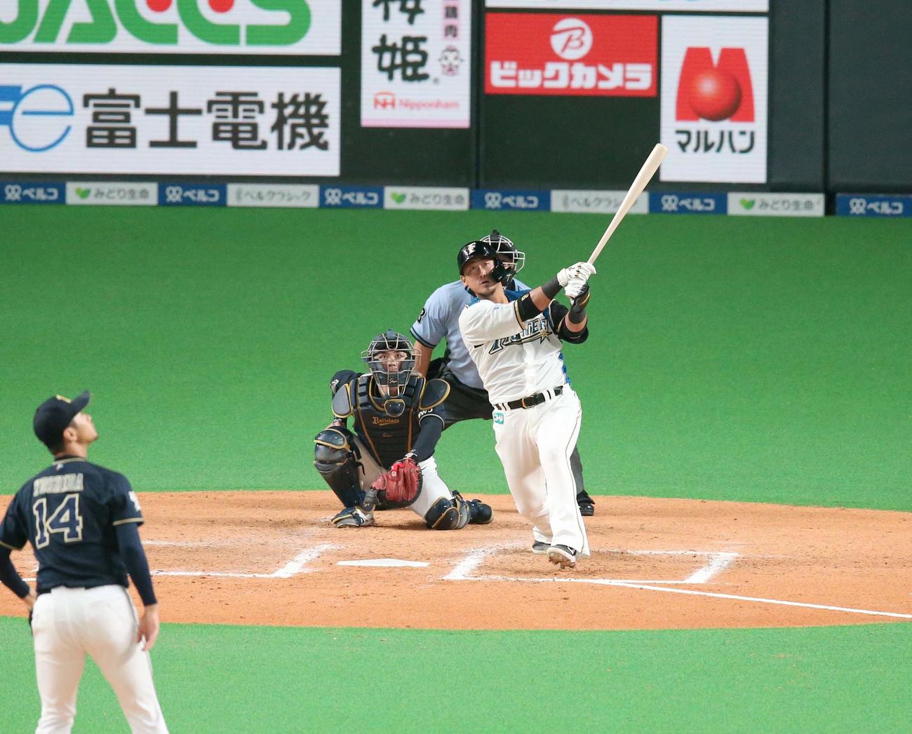 日本ハム対オリックス　8回裏日本ハム1死、左越え本塁打を放つ中田（撮影・黒川智章）