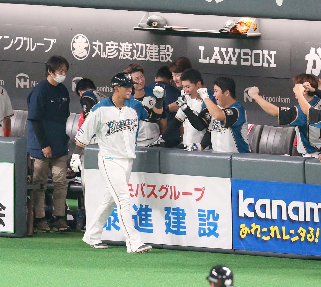 日本ハム対オリックス　8回裏日本ハム1死、左越え本塁打を放ちナインに出迎えられる中田（撮影・黒川智章）