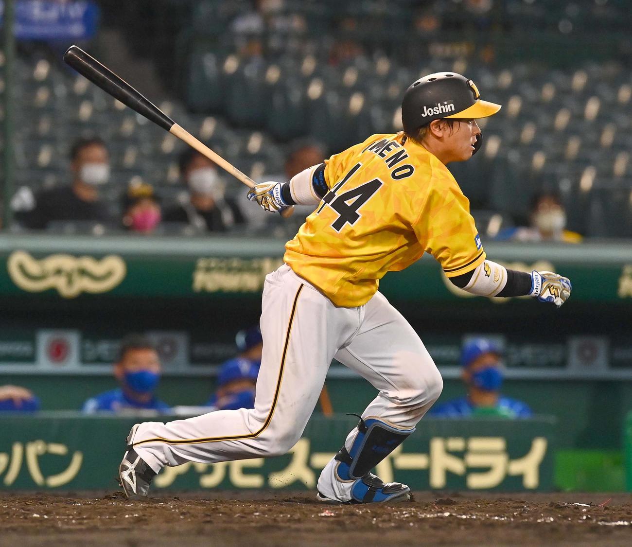 阪神対DeNA　4回裏阪神1死満塁、左前に同点適時打を放つ梅野隆太郎（撮影・上田博志）