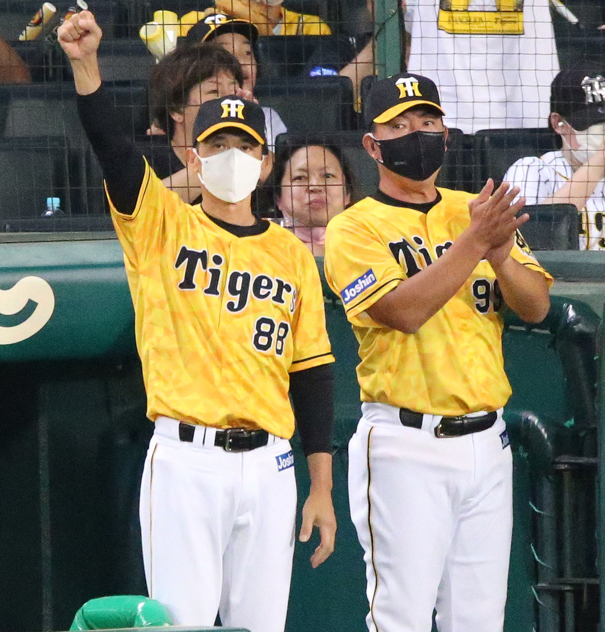 阪神対DeNA　4回裏阪神1死満塁、矢野監督（左）は梅野の同点左前2点適時打でガッツポーズ（撮影・上山淳一）