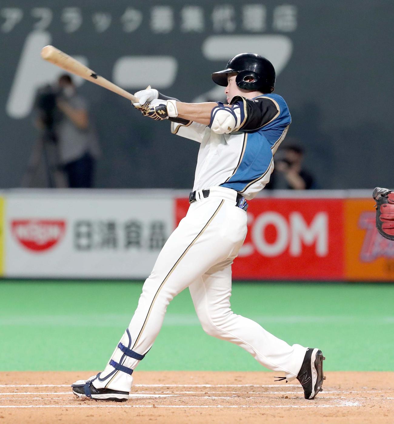 日本ハム対オリックス　3回裏日本ハム1死、松本は中前打を放つ（撮影・佐藤翔太）