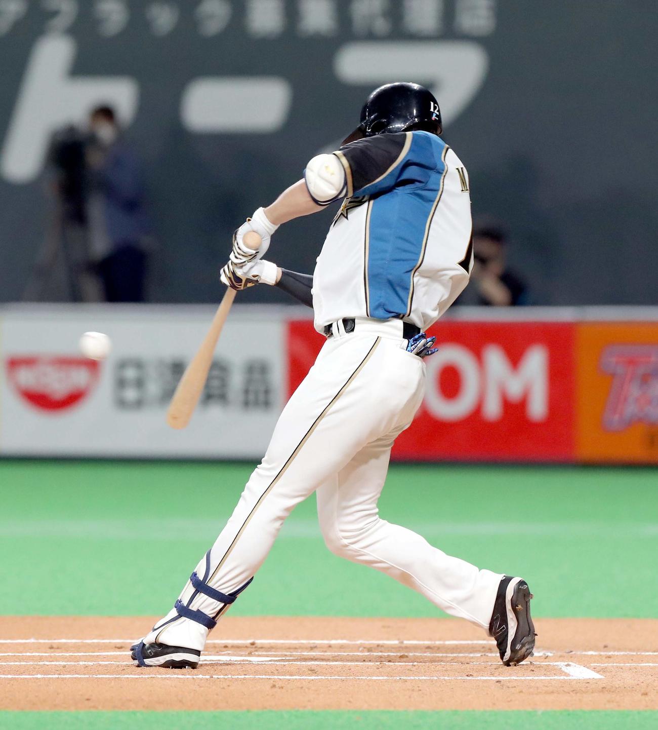日本ハム対オリックス　1回裏日本ハム無死、松本は中前打を放つ（撮影・佐藤翔太）